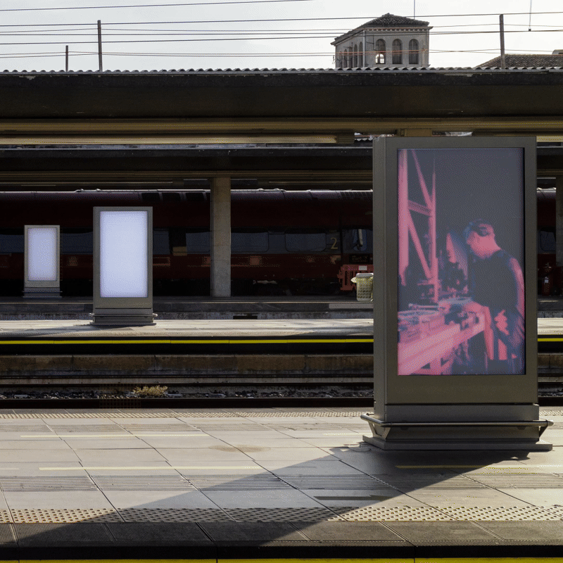 Digital out-of-home, station platform